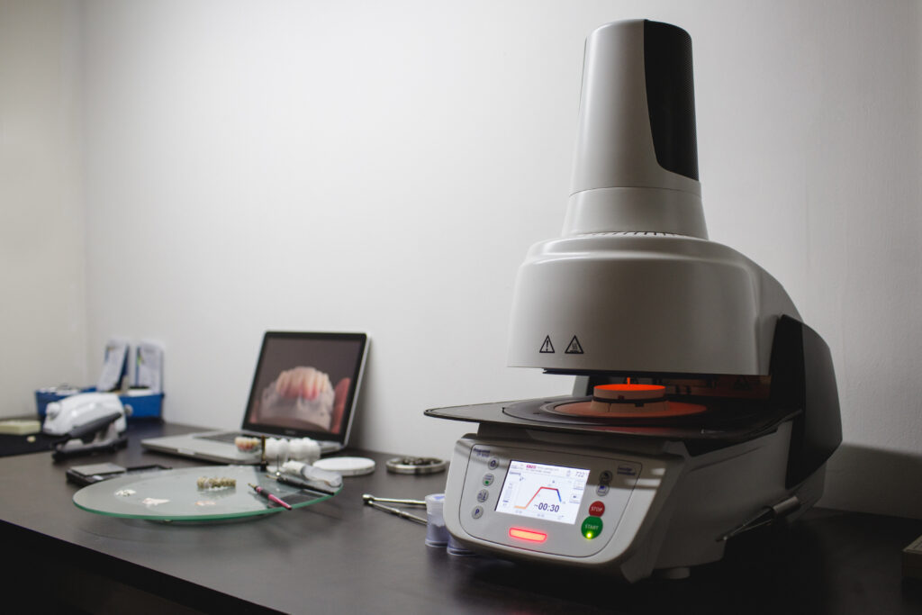 Our laboratory has state-of-the-art equipment to build dental pieces